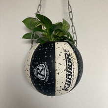 Charger l'image dans la galerie, decoration-ballon-de-basket-transforme-en-pot-de-fleur-noir-et-blanc-basketball-planter
