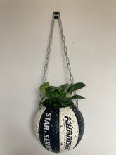 Charger l'image dans la galerie, decoration-ballon-de-basket-transforme-en-pot-de-fleur-noir-et-blanc-basketball-planter