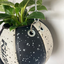 Charger l'image dans la galerie, decoration-ballon-de-basket-transforme-en-pot-de-fleur-noir-et-blanc-basketball-planter