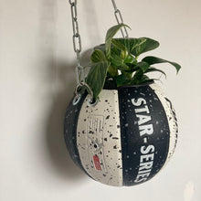 Charger l'image dans la galerie, decoration-ballon-de-basket-transforme-en-pot-de-fleur-noir-et-blanc-basketball-planter