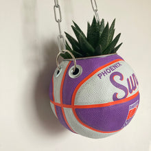 Charger l'image dans la galerie, decoration-ballon-de-basket-transforme-en-pot-de-fleur-suns-basketball-planter