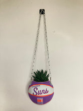 Charger l'image dans la galerie, decoration-ballon-de-basket-transforme-en-pot-de-fleur-suns-basketball-planter