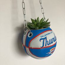 Charger l'image dans la galerie, decoration-ballon-de-basket-transforme-en-pot-de-fleur-thunder-basketball-planter