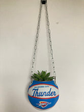 Charger l'image dans la galerie, decoration-ballon-de-basket-transforme-en-pot-de-fleur-thunder-basketball-planter