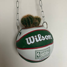 Charger l'image dans la galerie, decoration-ballon-de-basket-transforme-en-pot-de-fleur-bucks-basketball-planter