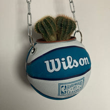 Charger l'image dans la galerie, decoration-ballon-de-basket-transforme-en-pot-de-fleur-hornets