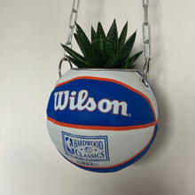 Charger l'image dans la galerie, decoration-ballon-de-basket-transforme-en-pot-de-fleur-knicks