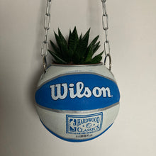 Charger l'image dans la galerie, decoration-ballon-de-basket-transforme-en-pot-de-fleur-magic-basketball-planter