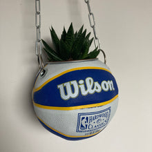 Charger l'image dans la galerie, decoration-ballon-de-basket-transforme-en-pot-de-fleur-nuggets-basketball-planter