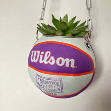 Charger l'image dans la galerie, decoration-ballon-de-basket-transforme-en-pot-de-fleur-suns
