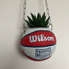 Charger l'image dans la galerie, decoration-ballon-de-basket-transforme-en-pot-de-fleur-sixers-basketball-planter