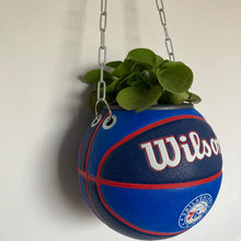 Charger l'image dans la galerie, decoration-ballon-de-basket-transforme-en-pot-de-fleurs-76ers