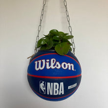 Charger l'image dans la galerie, decoration-ballon-de-basket-transforme-en-pot-de-fleurs-76ers
