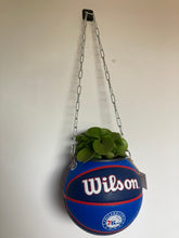 Charger l'image dans la galerie, decoration-ballon-de-basket-transforme-en-pot-de-fleurs-76ers