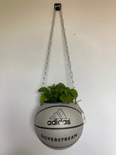 Charger l'image dans la galerie, decoration-ballon-de-basket-transforme-en-pot-de-fleurs-adidas