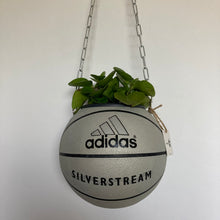 Charger l'image dans la galerie, decoration-ballon-de-basket-transforme-en-pot-de-fleurs-adidas