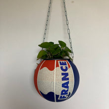 Charger l'image dans la galerie, decoration-ballon-de-basket-transforme-en-pot-de-fleurs-basketball-planter