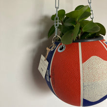 Charger l'image dans la galerie, decoration-ballon-de-basket-transforme-en-pot-de-fleurs-basketball-planter