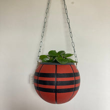 Charger l'image dans la galerie, decoration-ballon-de-basket-transforme-en-pot-de-fleurs-basketball-planter-adidas