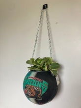 Charger l'image dans la galerie, decoration-ballon-de-basket-transforme-en-pot-de-fleurs-basketball-planter-grizzlies-nba