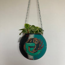 Charger l'image dans la galerie, decoration-ballon-de-basket-transforme-en-pot-de-fleurs-basketball-planter-grizzlies-nba