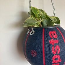 Charger l'image dans la galerie, decoration-ballon-de-basket-transforme-en-pot-de-fleurs-basketball-planter