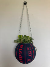 Charger l'image dans la galerie, decoration-ballon-de-basket-transforme-en-pot-de-fleurs-basketball-planter
