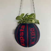 Charger l'image dans la galerie, decoration-ballon-de-basket-transforme-en-pot-de-fleurs-basketball-planter