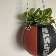 Charger l'image dans la galerie, decoration-ballon-de-basket-transforme-en-pot-de-fleurs-basketball-planter