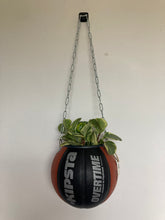 Charger l'image dans la galerie, decoration-ballon-de-basket-transforme-en-pot-de-fleurs-basketball-planter