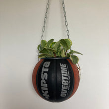 Charger l'image dans la galerie, decoration-ballon-de-basket-transforme-en-pot-de-fleurs-basketball-planter