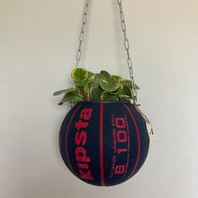 Charger l'image dans la galerie, decoration-ballon-de-basket-transforme-en-pot-de-fleurs-basketball-planter