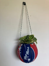 Charger l'image dans la galerie, decoration-ballon-de-basket-transforme-en-pot-de-fleurs-basketball-planter-nba