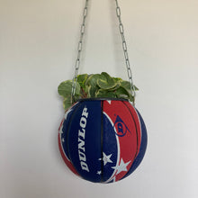 Charger l'image dans la galerie, decoration-ballon-de-basket-transforme-en-pot-de-fleurs-basketball-planter-nba