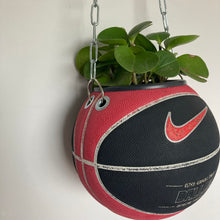 Charger l'image dans la galerie, decoration-ballon-de-basket-transforme-en-pot-de-fleurs-basketball-planter-nike