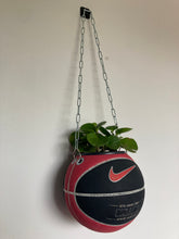 Charger l'image dans la galerie, decoration-ballon-de-basket-transforme-en-pot-de-fleurs-basketball-planter-nike