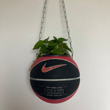Charger l'image dans la galerie, decoration-ballon-de-basket-transforme-en-pot-de-fleurs-basketball-planter-nike