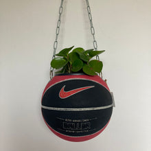 Charger l'image dans la galerie, decoration-ballon-de-basket-transforme-en-pot-de-fleurs-basketball-planter-nike