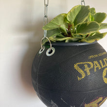 Charger l'image dans la galerie, decoration-ballon-de-basket-transforme-en-pot-de-fleurs-basketball-planter-spalding