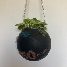 Charger l'image dans la galerie, decoration-ballon-de-basket-transforme-en-pot-de-fleurs-basketball-planter-spalding