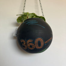 Charger l'image dans la galerie, decoration-ballon-de-basket-transforme-en-pot-de-fleurs-basketball-planter-spalding
