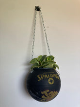 Charger l'image dans la galerie, decoration-ballon-de-basket-transforme-en-pot-de-fleurs-basketball-planter-spalding