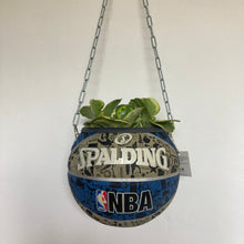 Charger l'image dans la galerie, decoration-ballon-de-basket-transforme-en-pot-de-fleurs-basketball-planter-spalding-nba
