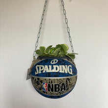 Charger l'image dans la galerie, decoration-ballon-de-basket-transforme-en-pot-de-fleurs-basketball-planter-spalding-nba