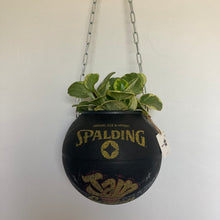 Charger l'image dans la galerie, decoration-ballon-de-basket-transforme-en-pot-de-fleurs-basketball-planter-spalding