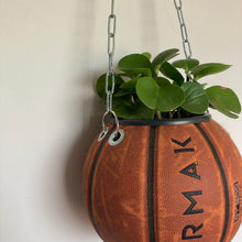 Charger l'image dans la galerie, decoration-ballon-de-basket-transforme-en-pot-de-fleurs-basketball-planter-tarmak