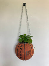 Charger l'image dans la galerie, decoration-ballon-de-basket-transforme-en-pot-de-fleurs-basketball-planter-tarmak