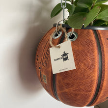 Charger l'image dans la galerie, decoration-ballon-de-basket-transforme-en-pot-de-fleurs-basketball-planter-tarmak
