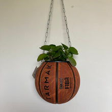 Charger l'image dans la galerie, decoration-ballon-de-basket-transforme-en-pot-de-fleurs-basketball-planter-tarmak