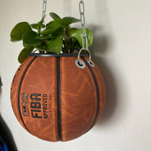 Charger l'image dans la galerie, decoration-ballon-de-basket-transforme-en-pot-de-fleurs-basketball-planter-tarmak
